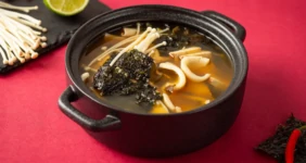 Корейский суп с&nbsp;кальмарами и&nbsp;копчёным тофу