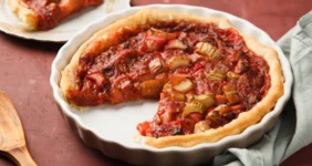 Пирог с&nbsp;ревенем и&nbsp;клубникой