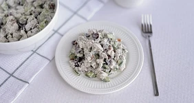 Греческий салат с&nbsp;курицей и&nbsp;фетой