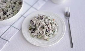 Греческий салат с&nbsp;курицей и&nbsp;фетой