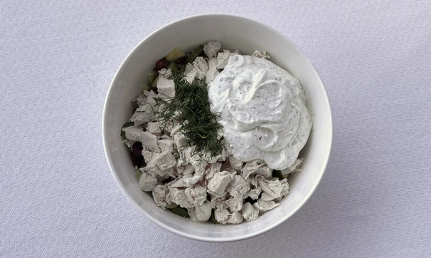 Греческий салат с&nbsp;курицей и&nbsp;фетой, шаг 4/4