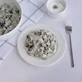 Греческий салат с&nbsp;курицей и&nbsp;фетой