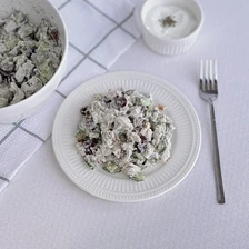 Греческий салат с&nbsp;курицей и&nbsp;фетой