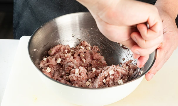 Бургеры из&nbsp;индейки с&nbsp;фетой и&nbsp;оливками, шаг 1/8
