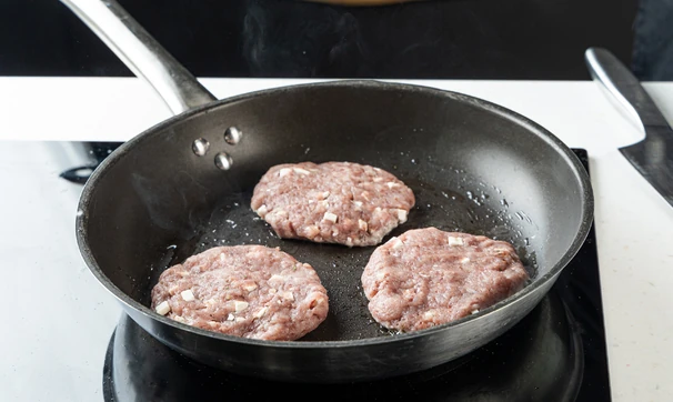 Бургеры из&nbsp;индейки с&nbsp;фетой и&nbsp;оливками, шаг 3/8