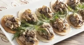 Грибная икра на&nbsp;хлебцах