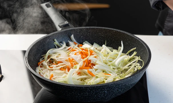 Тушёная капуста с&nbsp;колбасками, шаг 3/6