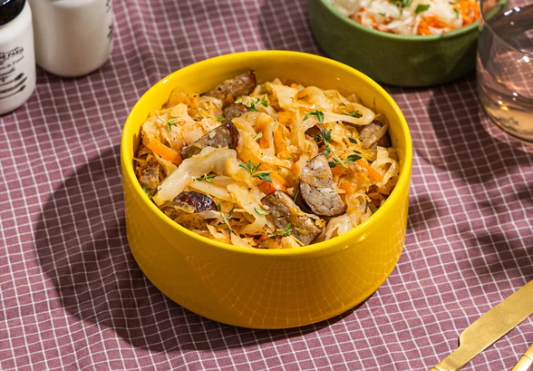 Рецепт «Тушёная капуста с&nbsp;колбасками»