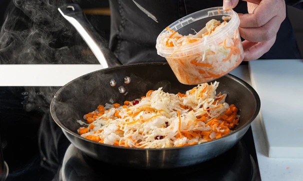 Рулет из&nbsp;свинины с&nbsp;квашеной капустой, шаг 3/8