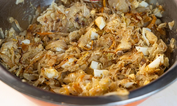 Пирожки с&nbsp;капустой и&nbsp;яйцом, шаг 3/8