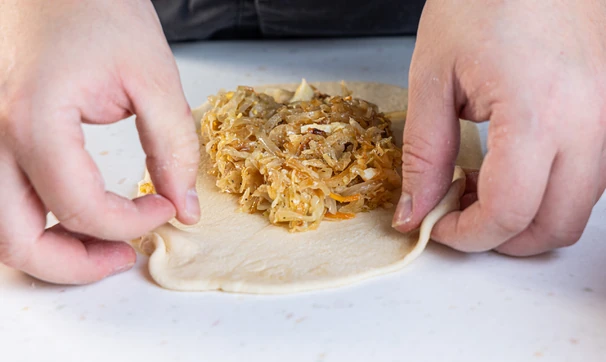 Пирожки с&nbsp;капустой и&nbsp;яйцом, шаг 7/8