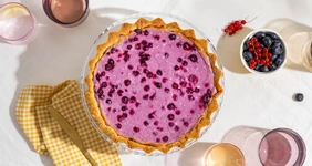 Пирог с&nbsp;творогом и&nbsp;ягодами