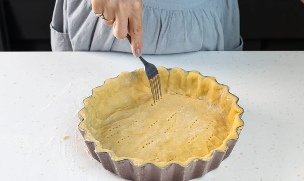Пирог с&nbsp;творогом и&nbsp;ягодами, шаг 6/10