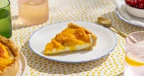 Песочный пирог с&nbsp;творогом и&nbsp;персиками