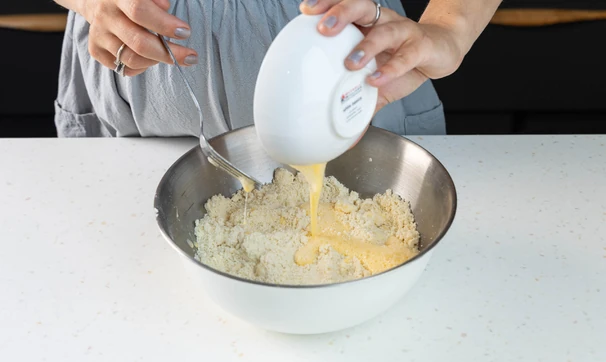 Песочный пирог с&nbsp;творогом и&nbsp;персиками, шаг 2/10