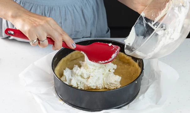 Песочный пирог с&nbsp;творогом и&nbsp;персиками, шаг 8/10