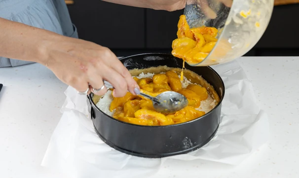 Песочный пирог с&nbsp;творогом и&nbsp;персиками, шаг 9/10