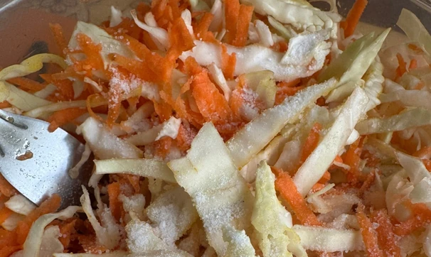 Капуста быстрого соления с&nbsp;морковью и&nbsp;мятой , шаг 2/5