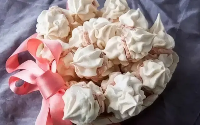 Пирожные из&nbsp;безе с&nbsp;кремом