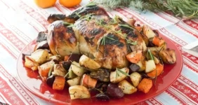 Праздничная курица с&nbsp;овощным гарниром
