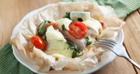 Конвертики с&nbsp;курицей, овощами и&nbsp;сыром