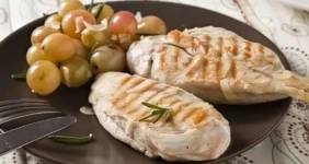 Куриные грудки с&nbsp;виноградом