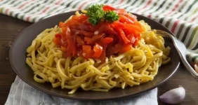 Лапша с&nbsp;куркумой и&nbsp;печеным перцем