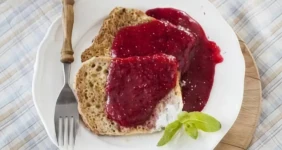 Гренки с&nbsp;соусом из&nbsp;клюквы и&nbsp;апельсина