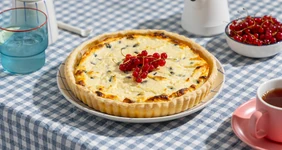 Слоёный пирог с&nbsp;творогом и&nbsp;изюмом
