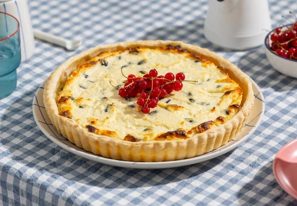 Рецепт «Слоёный пирог с&nbsp;творогом и&nbsp;изюмом»