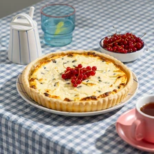 Слоёный пирог с&nbsp;творогом и&nbsp;изюмом