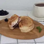 Бутерброд с&nbsp;творогом и&nbsp;ежевикой