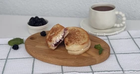 Бутерброд с&nbsp;творогом и&nbsp;ежевикой