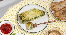 Запеканка с&nbsp;сосисками и&nbsp;шпинатом