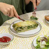 Запеканка с&nbsp;сосисками и&nbsp;шпинатом