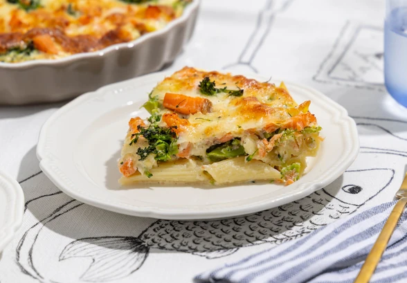 Рецепт «Запеканка с&nbsp;сёмгой и&nbsp;брокколи»