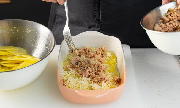 Запеканка с&nbsp;тунцом и&nbsp;картофелем, шаг 6/7