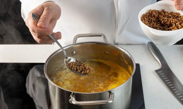 Суп с&nbsp;гречкой и&nbsp;курицей, шаг 4/5