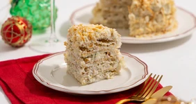 Закусочный «Наполеон» с&nbsp;сыром, ветчиной и&nbsp;ананасом