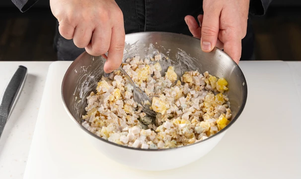 Закусочный «Наполеон» с&nbsp;сыром, ветчиной и&nbsp;ананасом, шаг 7/10