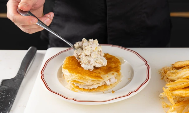 Закусочный «Наполеон» с&nbsp;сыром, ветчиной и&nbsp;ананасом, шаг 8/10