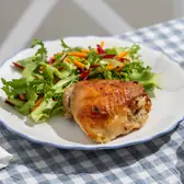 Куриные бёдра с&nbsp;чесночно-лимонным маслом в&nbsp;духовке