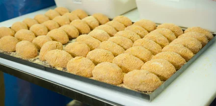 Как делают котлеты по-киевски