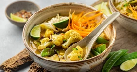 Карри с кокосовым молоком, цветной капустой и лапшой удон