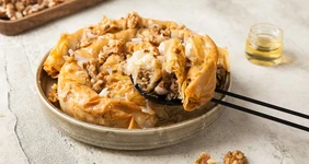 Медовая витушка с орехами и кокосом