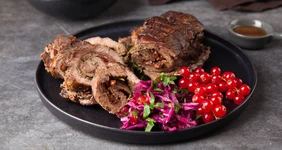 Мясной рулет с вялеными томатами и шпинатом