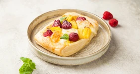 Пиццетта с манго, малиной и ананасом