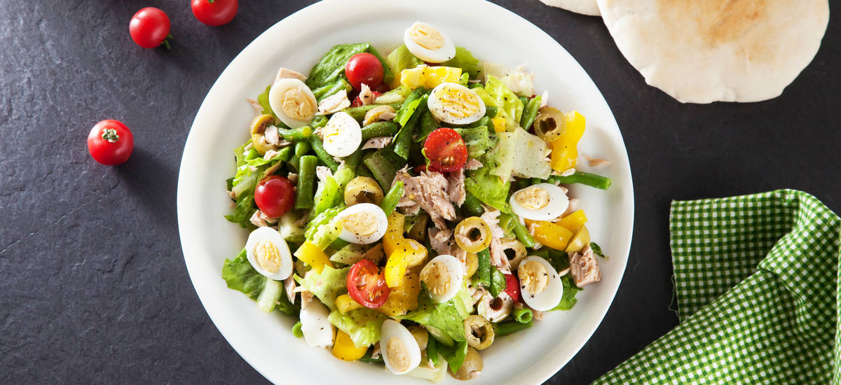 Салат с тунцом и перепелиными яйцами — рецепт от ВкусВилл