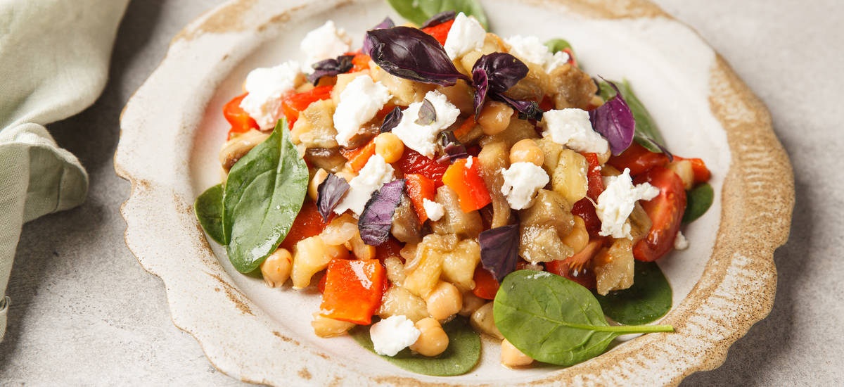 Салат с печёным баклажаном, нутом и козьим сыром — рецепт