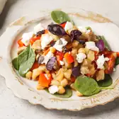 Салат с&nbsp;печёным баклажаном, нутом и&nbsp;козьим сыром
